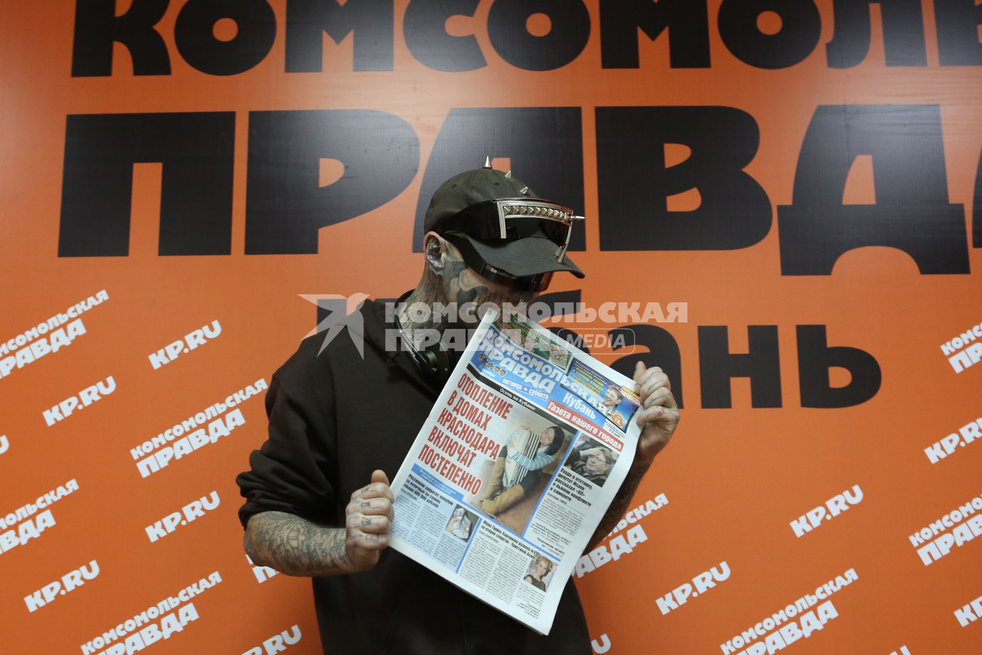 Канадская модель и музыкант, чье тело покрыто татуировками в виде скелета человека, Зомби бой (настоящее имя Рик Дженест) кусает газету \"Комсомольская правда\" в пресс-центре краснодарской редакции.
