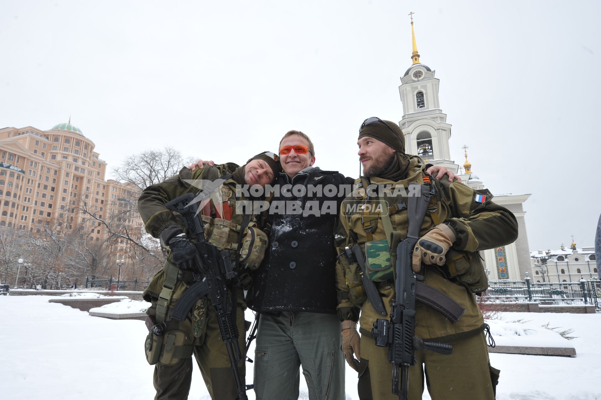 Донецк. Актер, сценарист Иван Охлабыстин (в центре) фотографируется с ополченцами у Свято-Преображенского кафедрального собора.