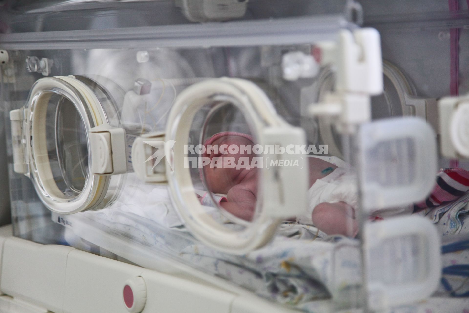 Недоношенный младенец в инкубаторе в отделении детской реанимации роддома БСМП №10