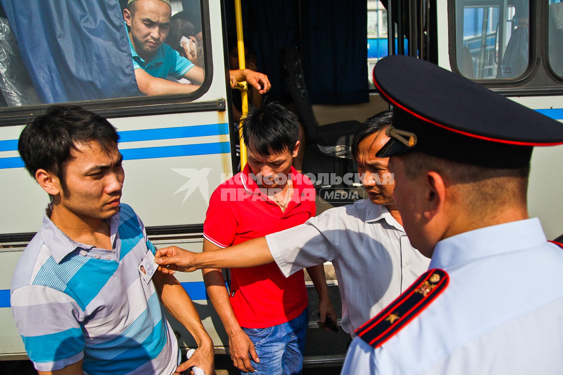 Вьетнамец демонстрирует полицейскому разрешение на торговлю своего знакомого