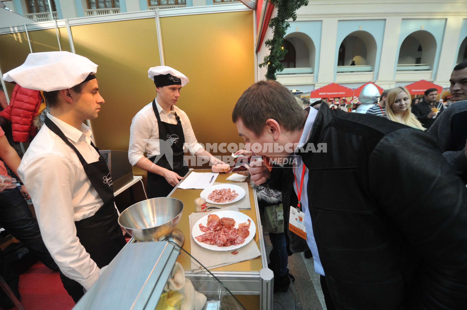 Гастрономический фестиваль `Фуд Шоу` в Гостином Дворе. На снимке: мужчина дегустирует колбасу.