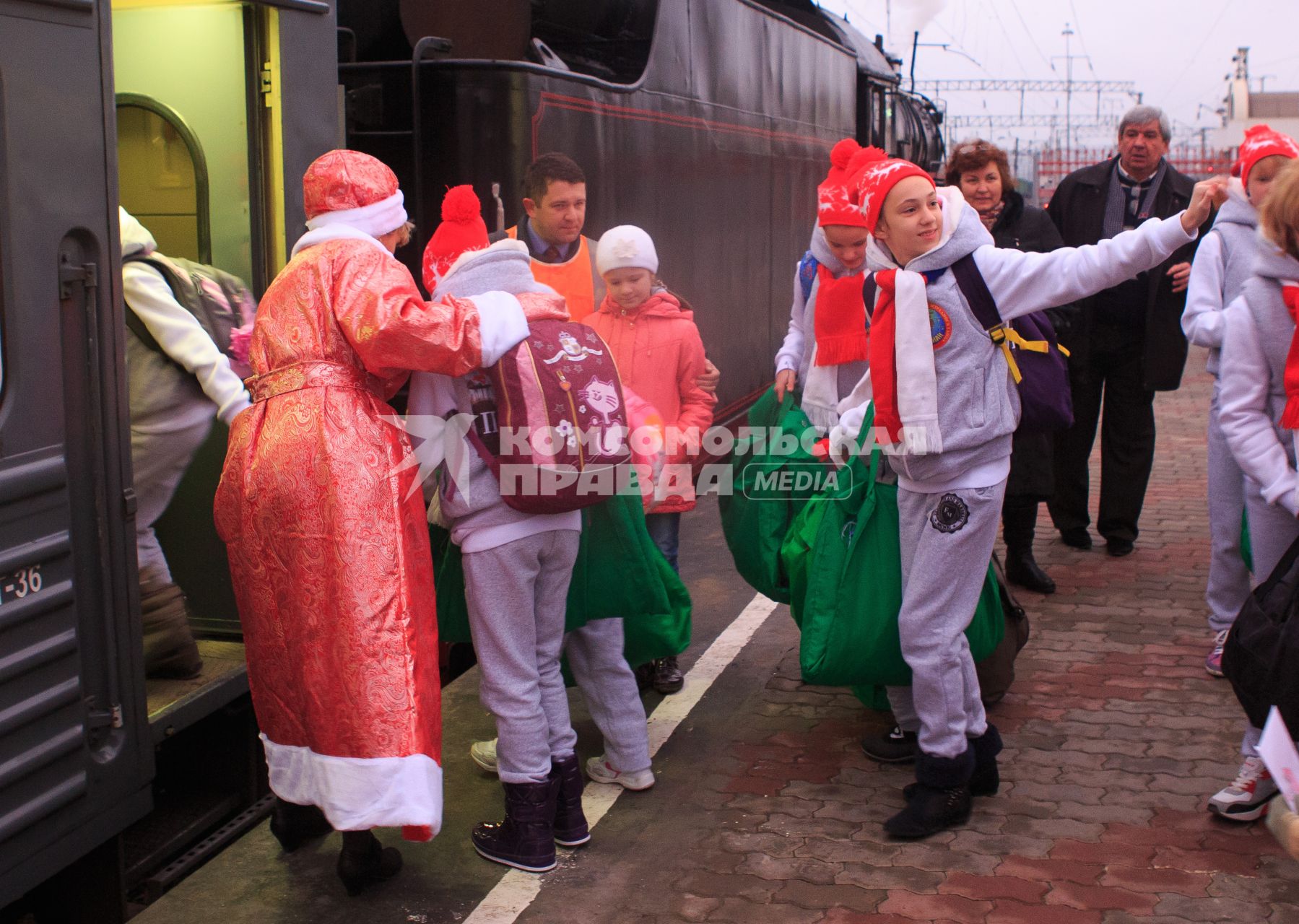 Дети садятся в ретро-поезд в рамках проекта \"РЖД тур\". Состав проследует до Ингушетии, где для детей на курорте Армхи организовали первую новогоднюю ёлку на северном кавказе. В этом поезде вместе с детьми поехал и главный Дед Мороз страны из великого Устюга. Акция проводилась в рамках популяризации курортов Северного Кавказа.