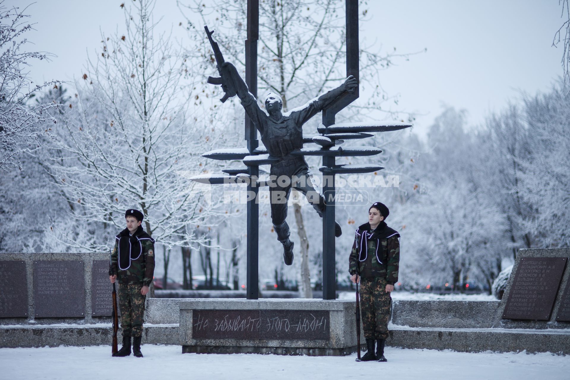 Кадеты кадетской школы имени генерала Ермолова в сквере памяти Ставрополя.