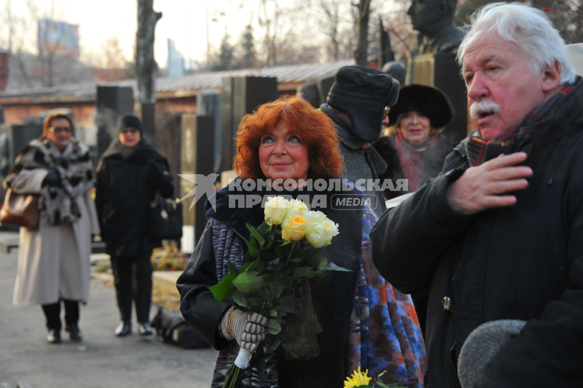 В Москве на Новодевичьем кладбище открыли памятник поэтессе Белле Ахмадулиной. На снимке: жена Тонино Гуэрра Лора Гуэрра.