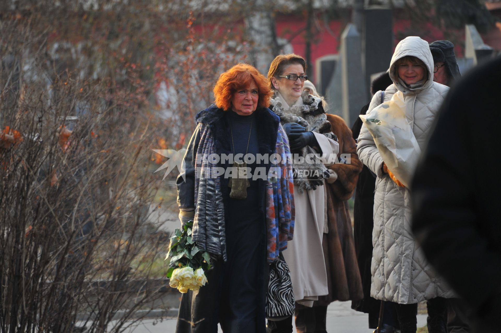 В Москве на Новодевичьем кладбище открыли памятник поэтессе Белле Ахмадулиной. На снимке: жена Тонино Гуэрра Лора Гуэрра (слева).