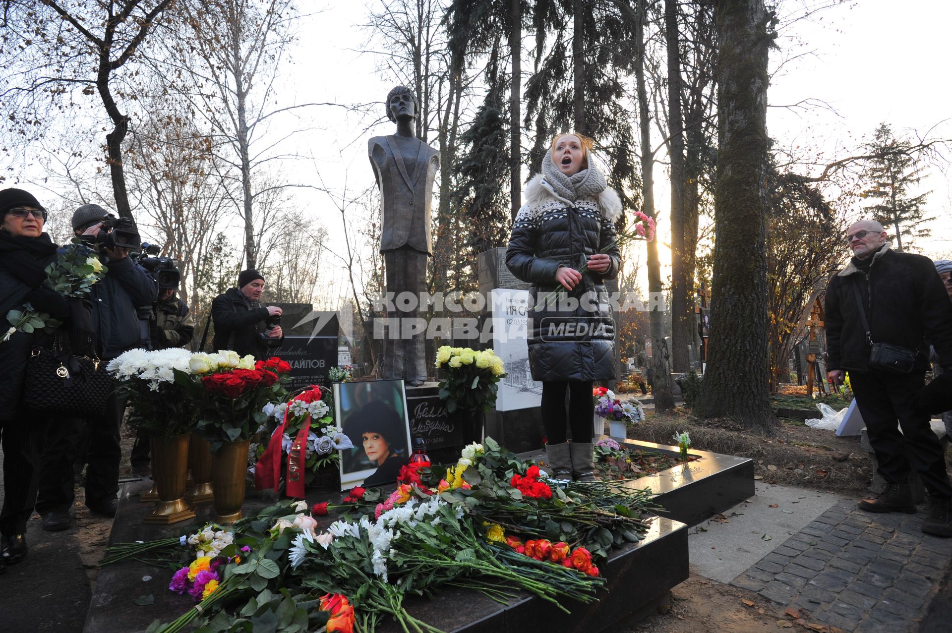 В Москве на Новодевичьем кладбище открыли памятник поэтессе Белле Ахмадулиной.