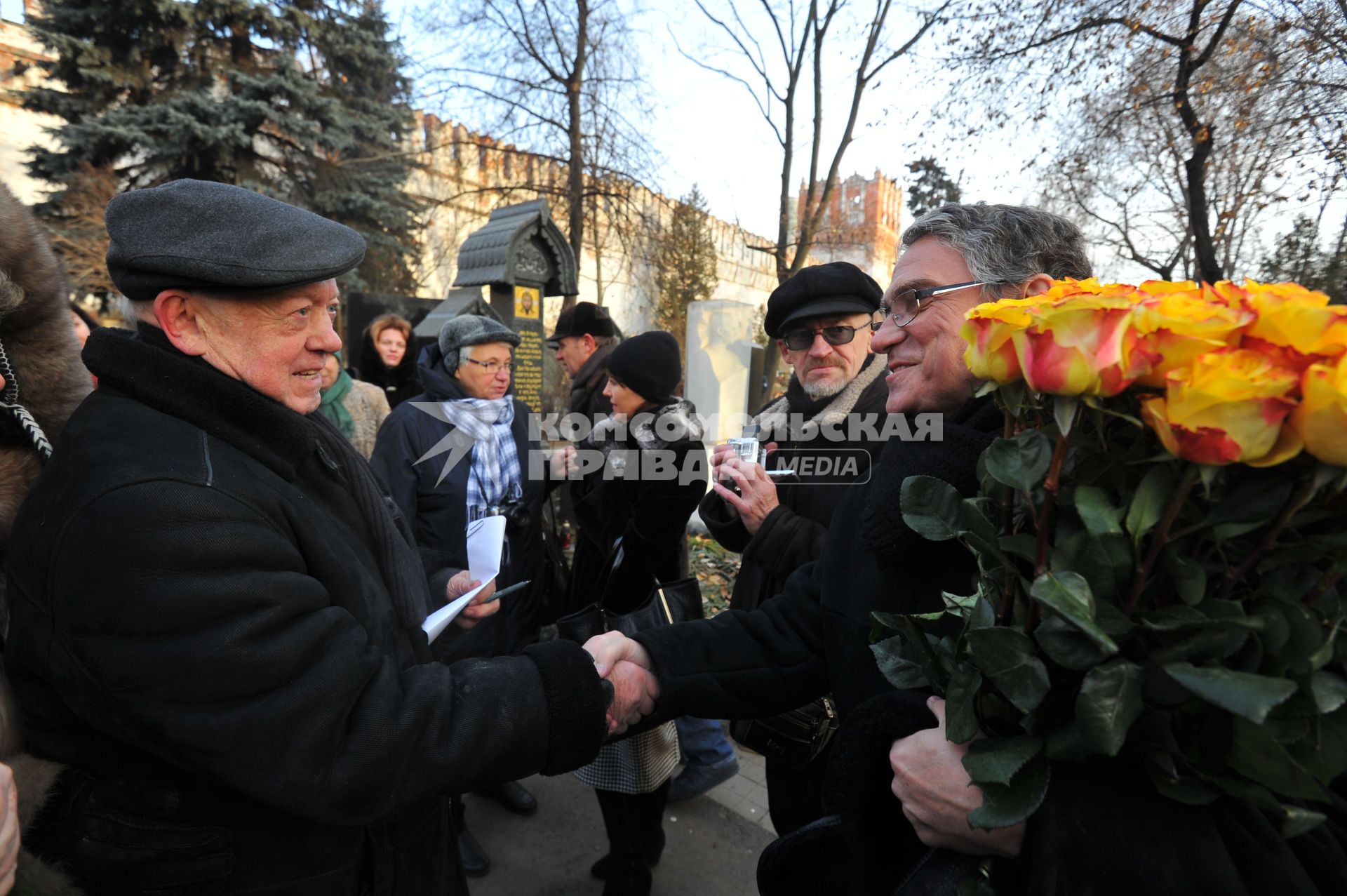 В Москве на Новодевичьем кладбище открыли памятник поэтессе Белле Ахмадулиной. На снимке: художник и скульптор Борис Мессерер, муж Беллы Ахмадулиной (слева) и актер Валерий Гаркалин.