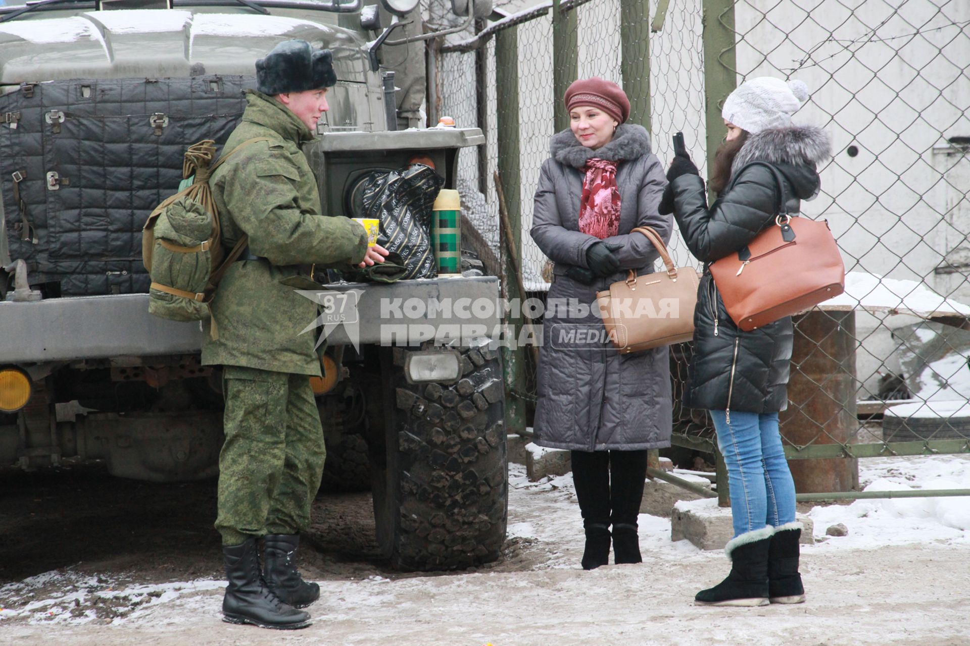 Новобранцы прощаются с близкими