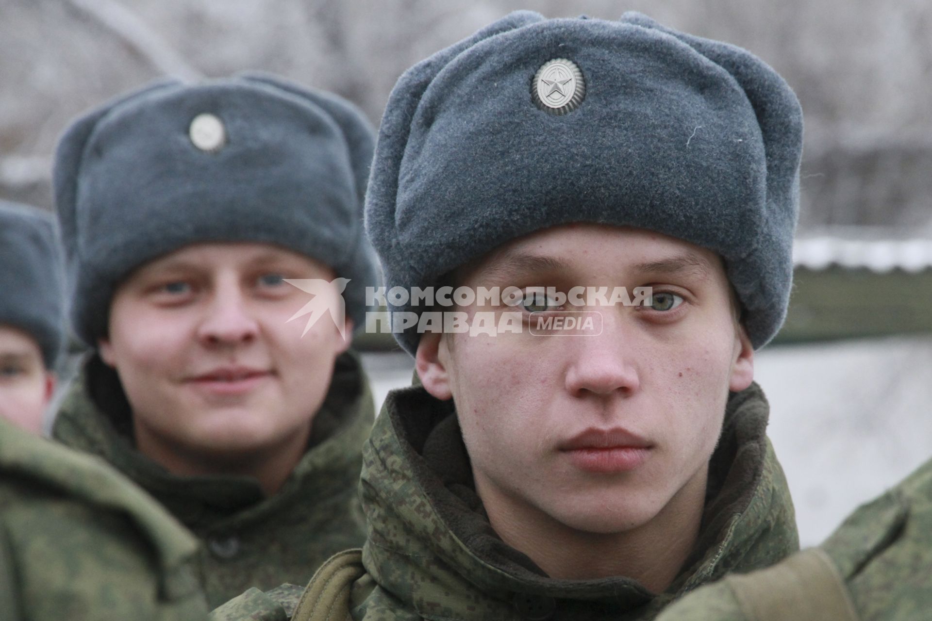 Новобранцы на призывном пункте.