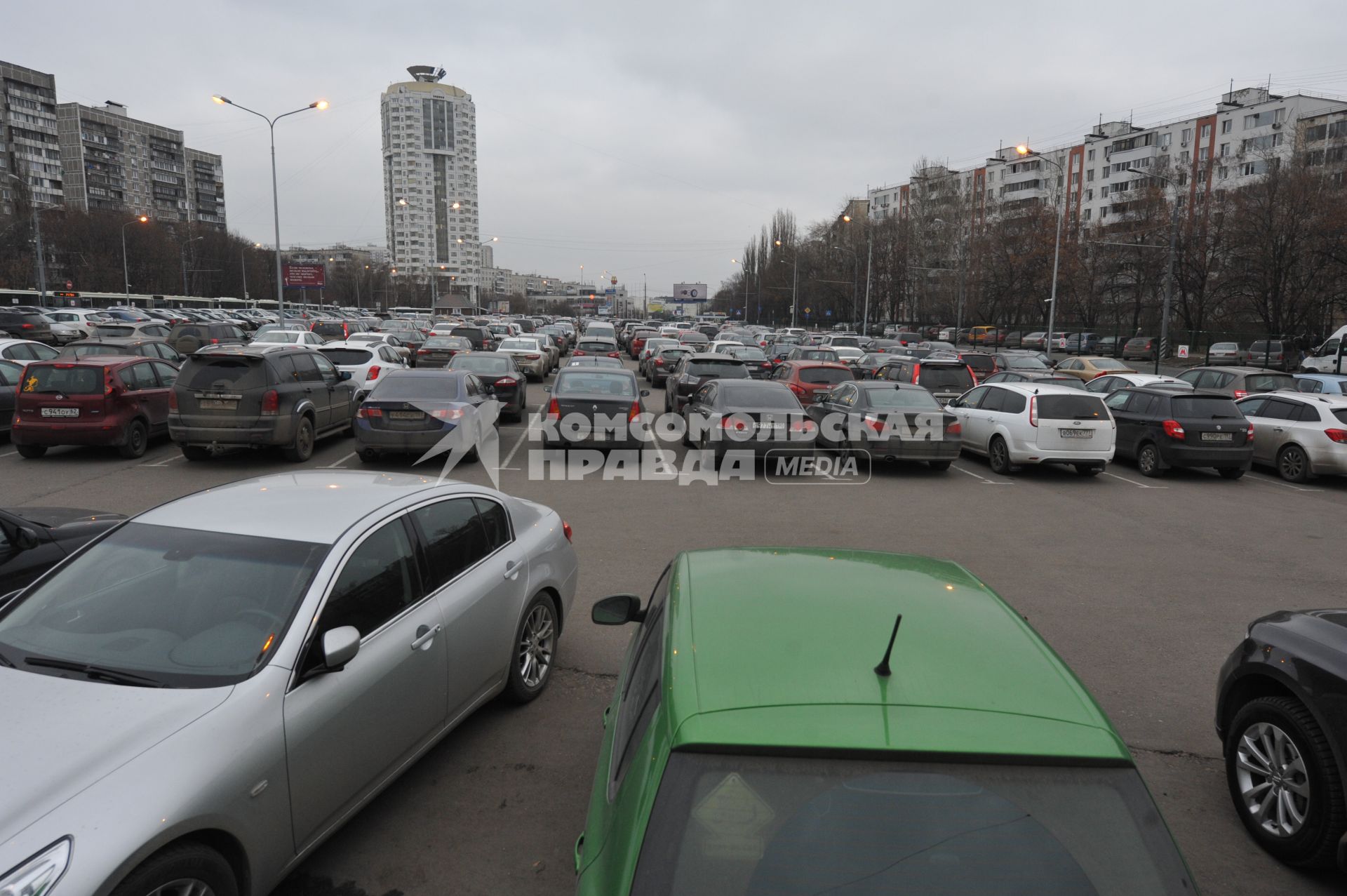 Перехватывающая парковка м.Выхино. На снимке: автомобили на парковке.