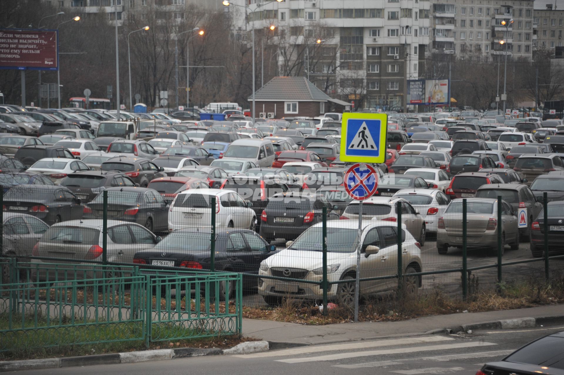 Перехватывающая парковка м.Выхино. На снимке: автомобили на парковке.