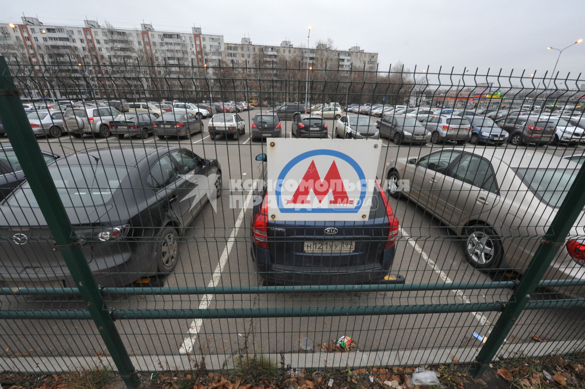 Перехватывающая парковка м.Выхино. На снимке: автомобили на парковке.