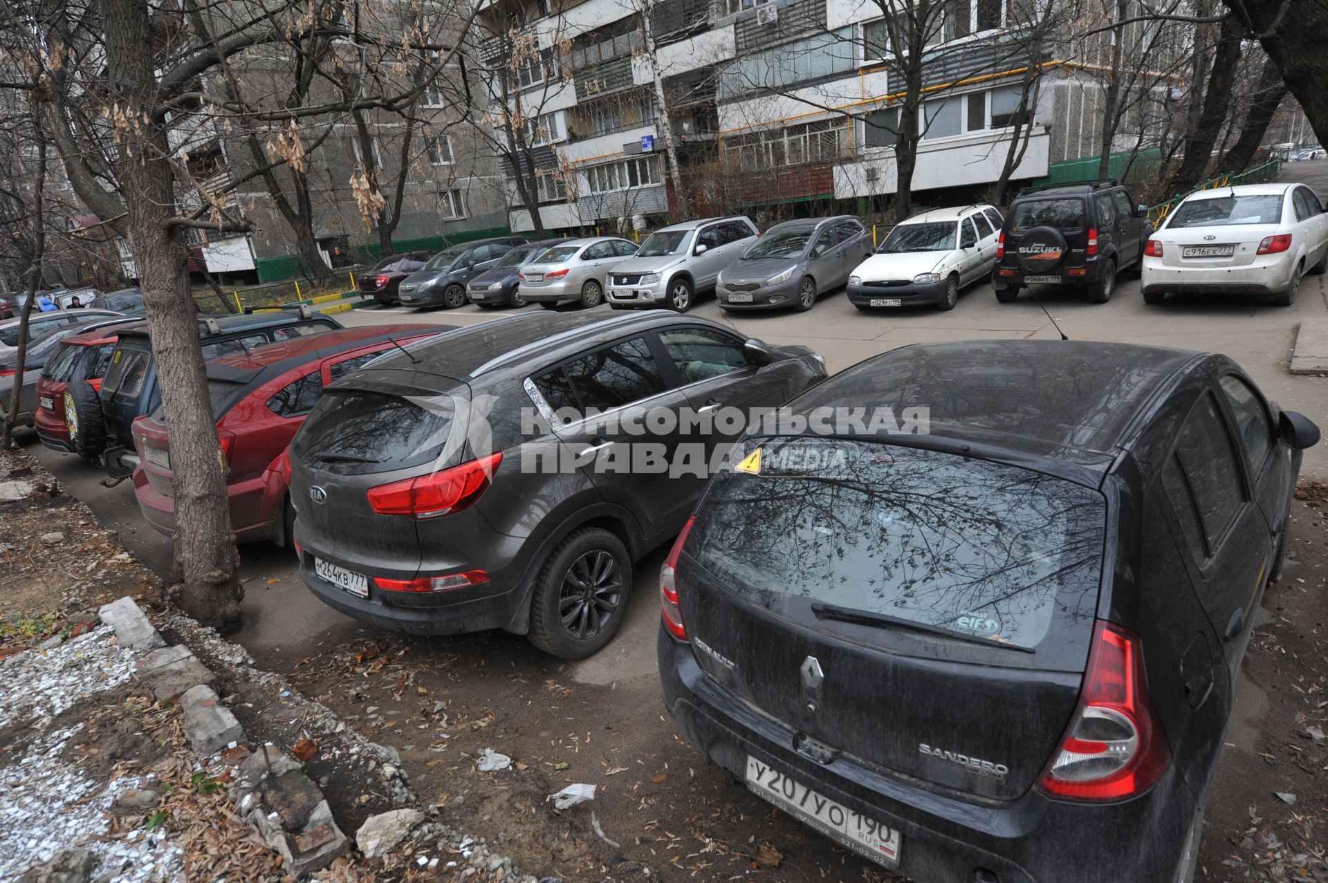 Автомобили припаркованные во дворе.