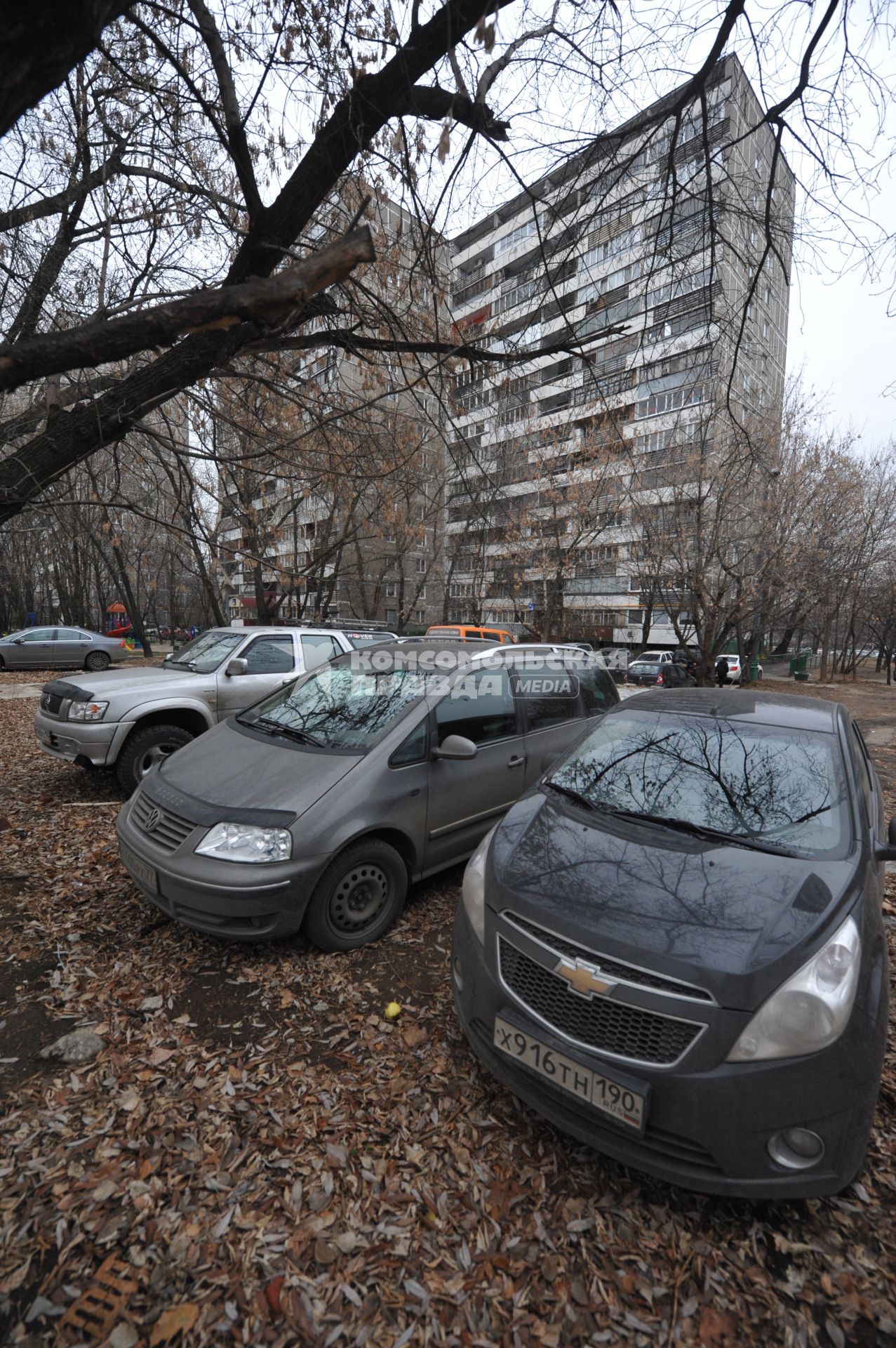 Автомобили припаркованные во дворе.