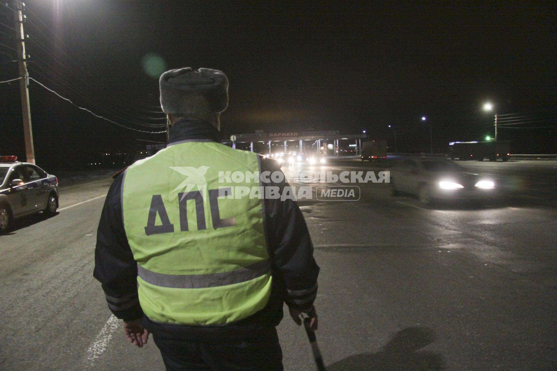 Дежурный сотрудник ДПС во время ночного дежурства.