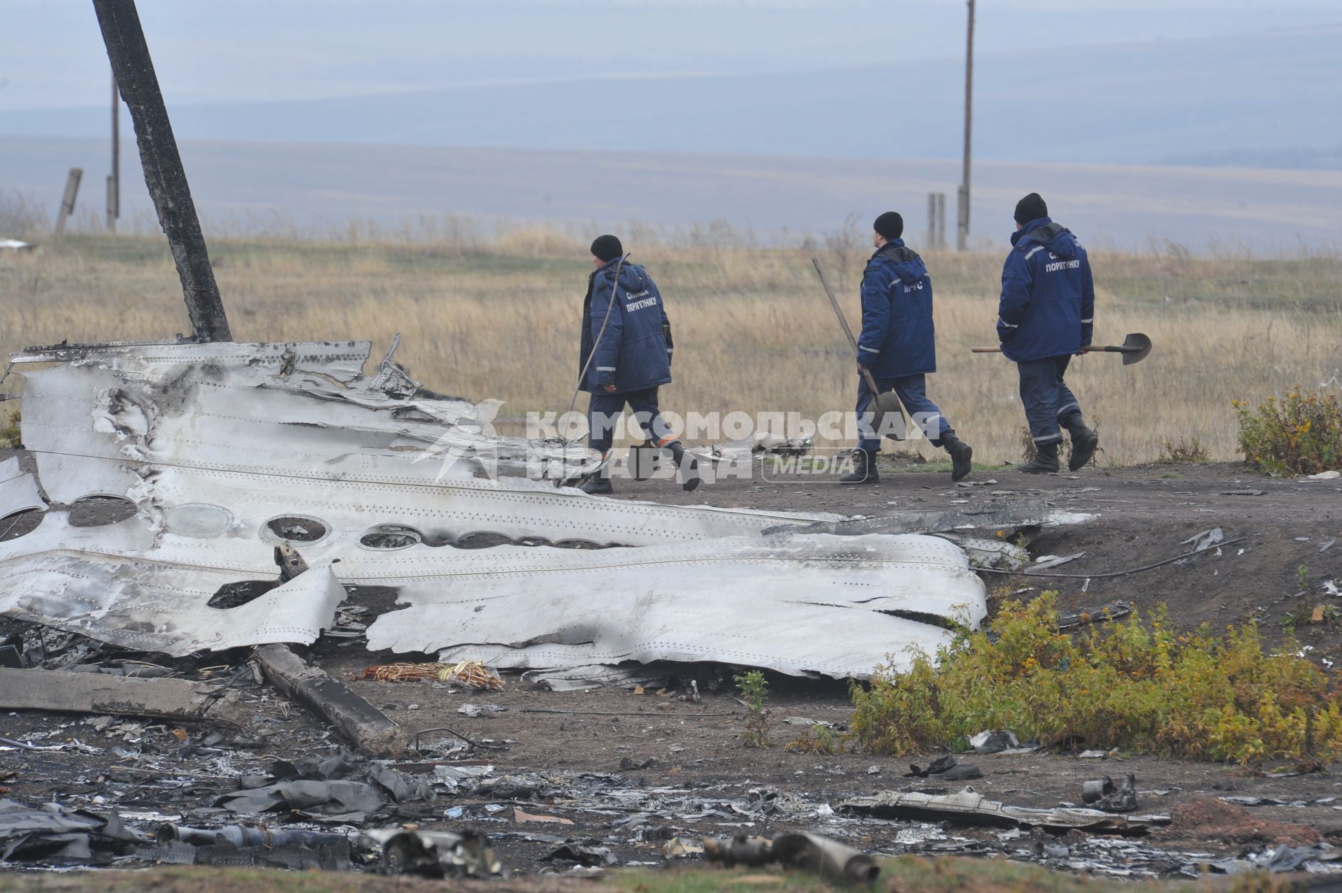 Село Грабово. Место крушения самолета Boeing 777 авиакомпании Malaysia Airlines, выполнявшего плановый рейс MH17 из Амстердама в Куала-Лумпур, произошедшая 17.07.14. На снимке: сотрудники МЧС Украины.