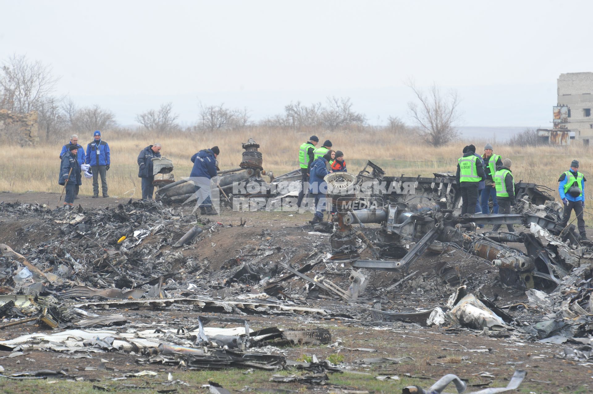 Село Грабово. Место крушения самолета Boeing 777 авиакомпании Malaysia Airlines, выполнявшего плановый рейс MH17 из Амстердама в Куала-Лумпур, произошедшая 17.07.14. На снимке: голландские специалисты, сотрудники ОБСЕ и МЧС Украины.