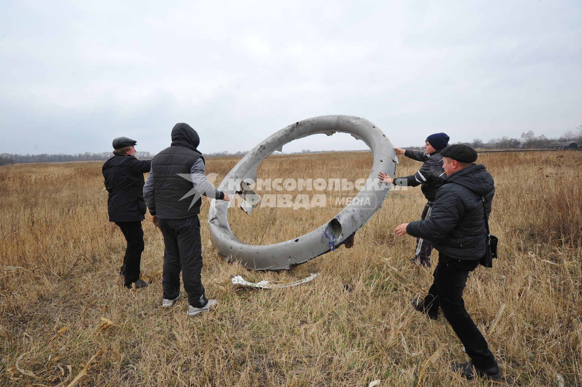 Село Грабово. Место крушения самолета Boeing 777 авиакомпании Malaysia Airlines, выполнявшего плановый рейс MH17 из Амстердама в Куала-Лумпур, произошедшая 17.07.14. На снимке: обломки самолета.