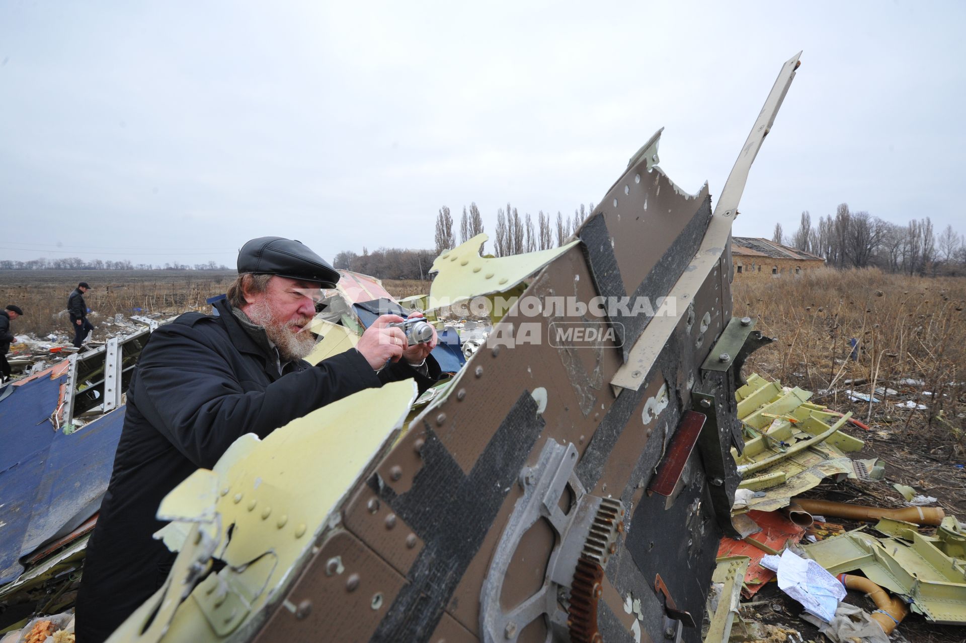 Село Грабово. Место крушения самолета Boeing 777 авиакомпании Malaysia Airlines, выполнявшего плановый рейс MH17 из Амстердама в Куала-Лумпур, произошедшая 17.07.14. На снимке: специальный корреспондент КП Николай Варсегов фотографирует обломки самолета.