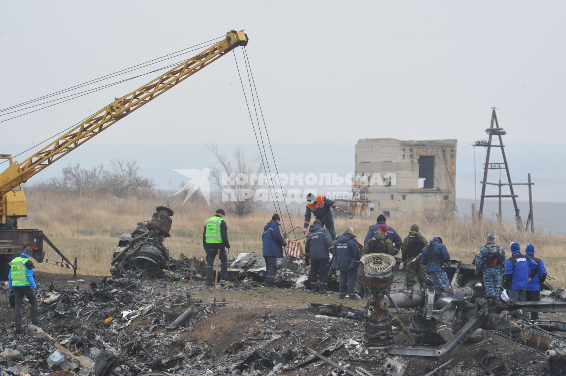 Село Грабово. Место крушения самолета Boeing 777 авиакомпании Malaysia Airlines, выполнявшего плановый рейс MH17 из Амстердама в Куала-Лумпур, произошедшая 17.07.14. На снимке: голландские специалисты, сотрудники ОБСЕ и МЧС Украины.