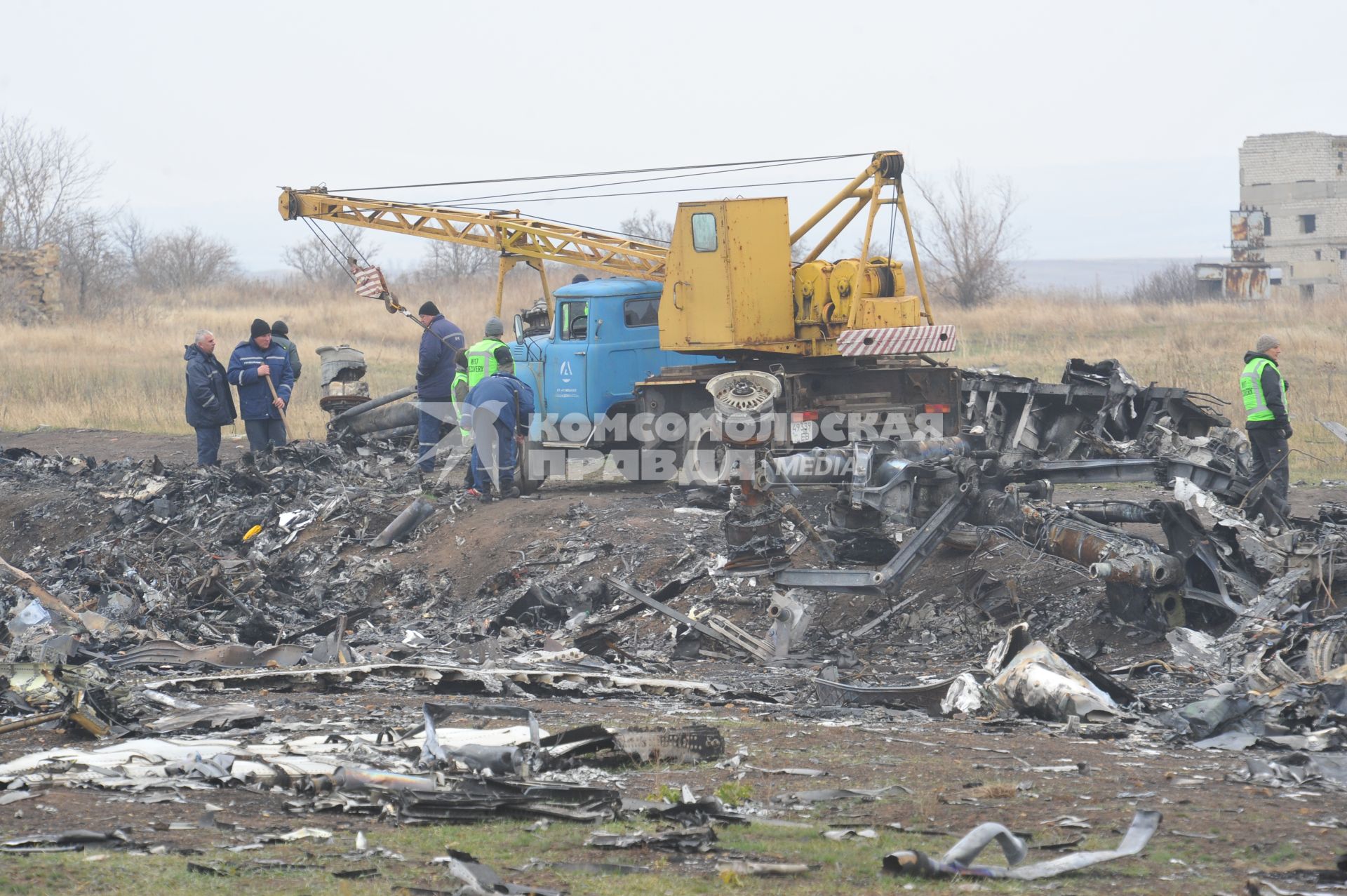 Село Грабово. Место крушения самолета Boeing 777 авиакомпании Malaysia Airlines, выполнявшего плановый рейс MH17 из Амстердама в Куала-Лумпур, произошедшая 17.07.14. На снимке: голландские специалисты, сотрудники ОБСЕ и МЧС Украины.