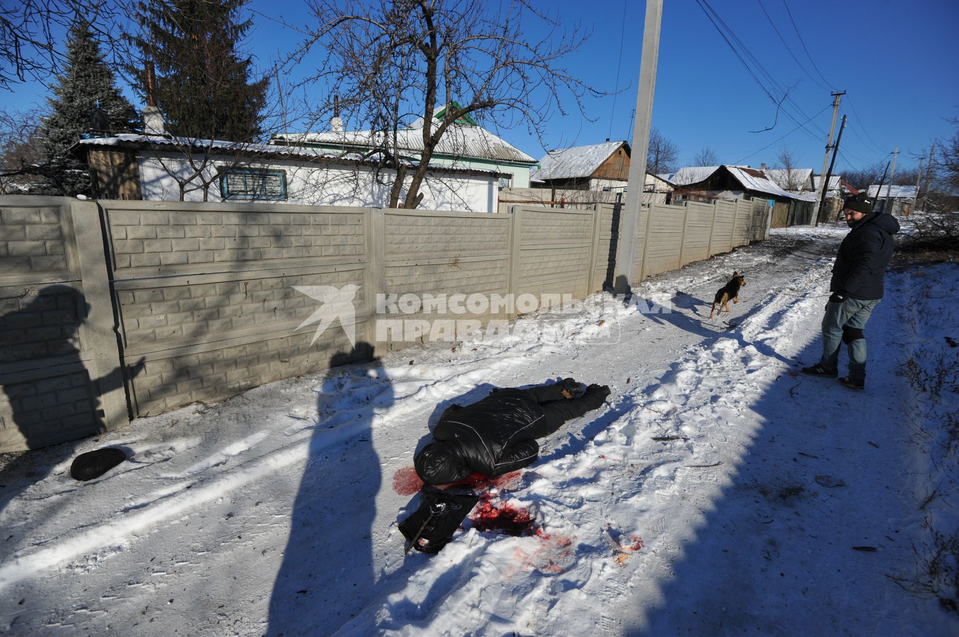 Донецк. Украинские силовики обстреляли из установок `Град` улицу Одинцова в Куйбышевском районе. На снимке: убитый мужчина.