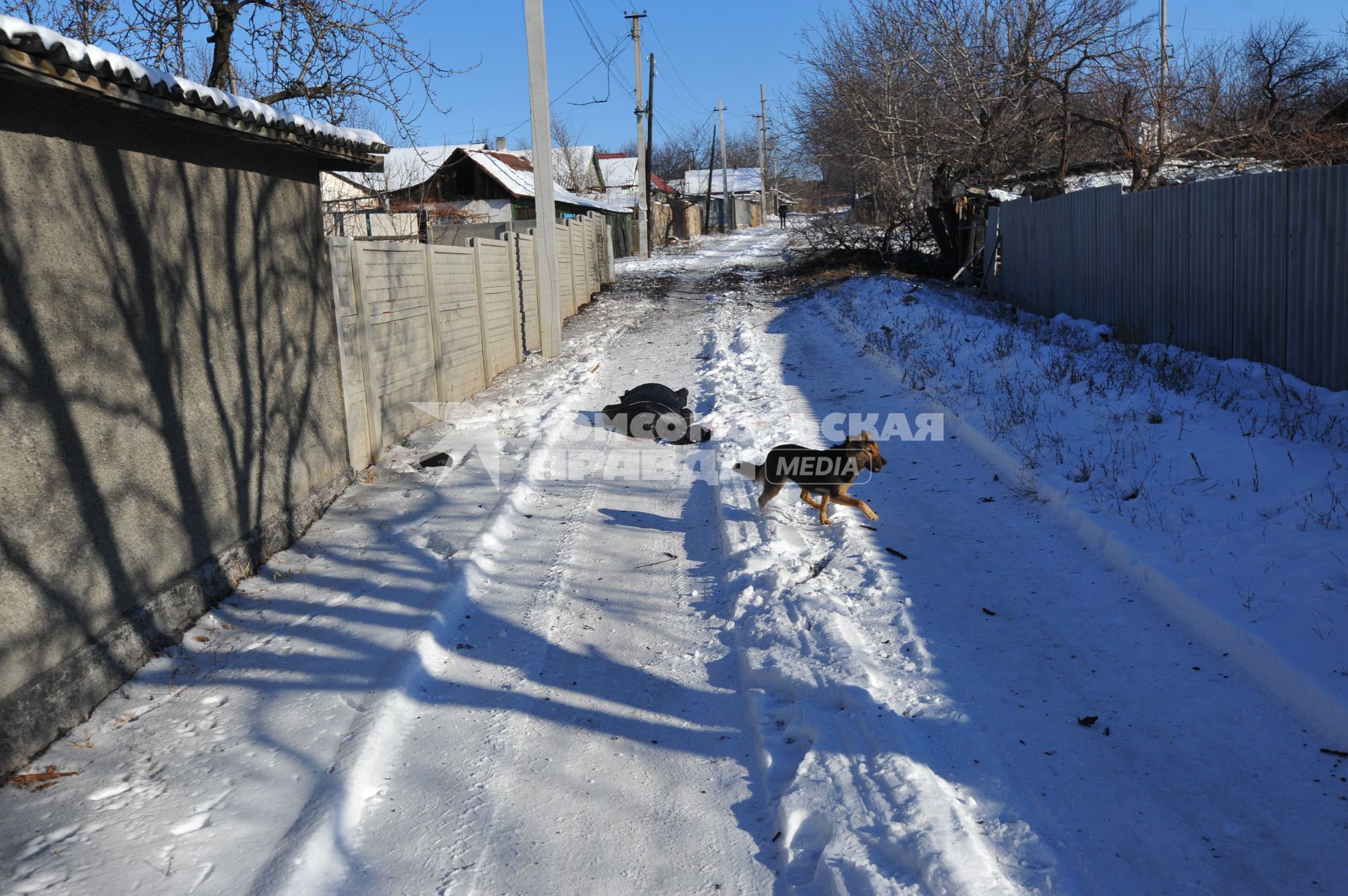 Донецк. Украинские силовики обстреляли из установок `Град` улицу Одинцова в Куйбышевском районе. На снимке: убитый мужчина.