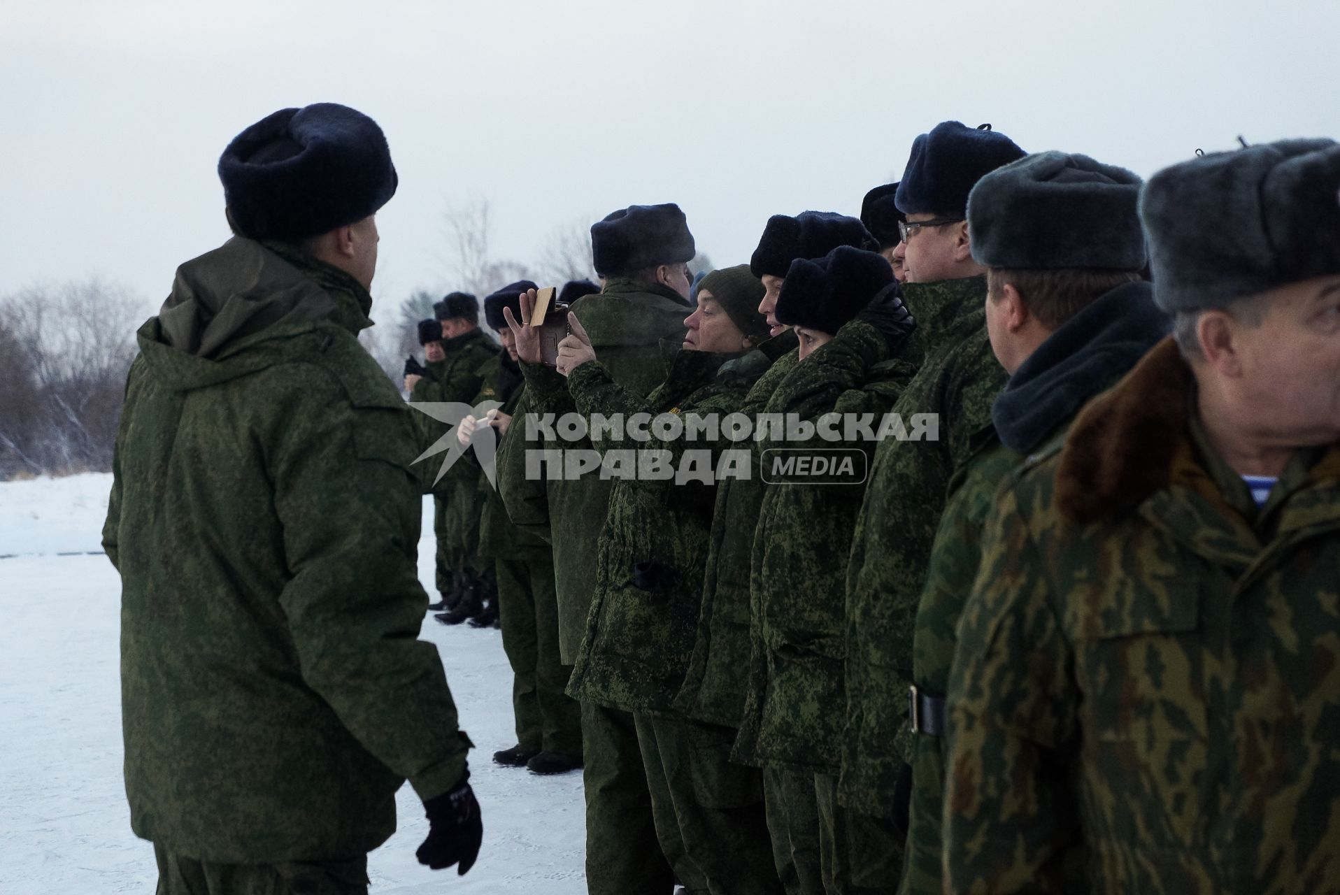 Плановые учения министров и чиновников Свердловской области на территории Еланского учебного центра. На фото: чиновники и министры в военной форместроятся перед посадкой на БМП-2