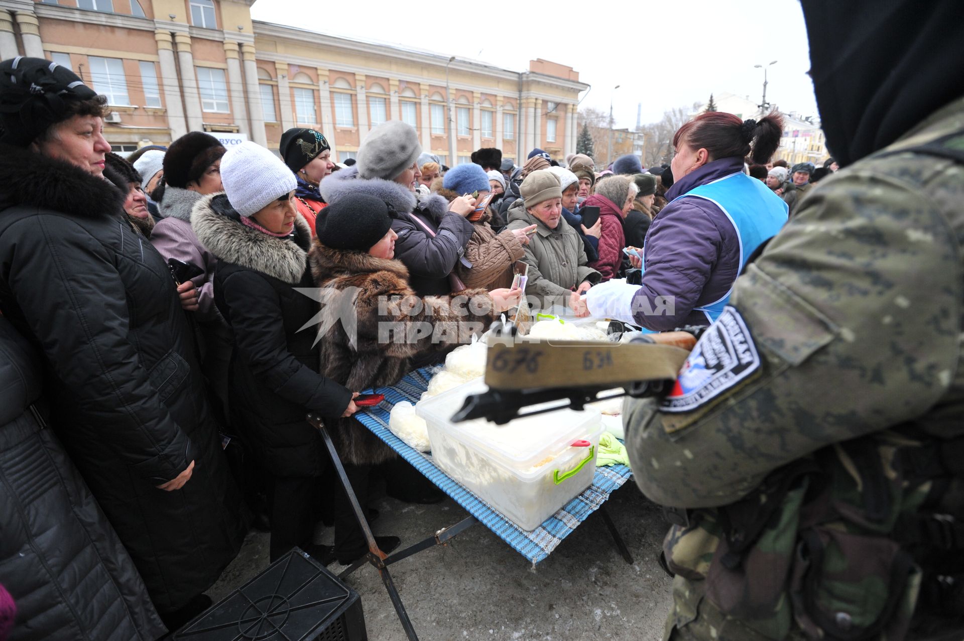 Макеевка. Социальная ярмарка недорогих продуктов, организованная властью ДНР. На снимке: люди стоят в очереди за продуктами.