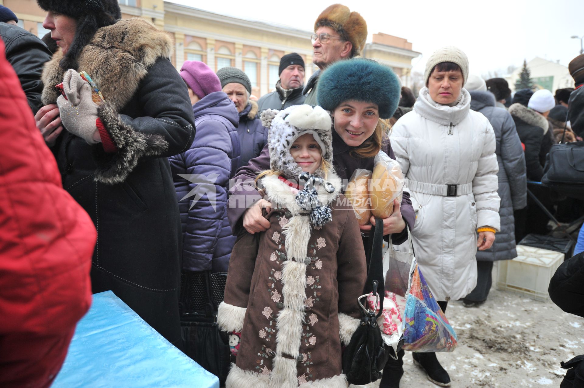 Макеевка. Социальная ярмарка недорогих продуктов, организованная властью ДНР. На снимке: люди стоят в очереди за продуктами.