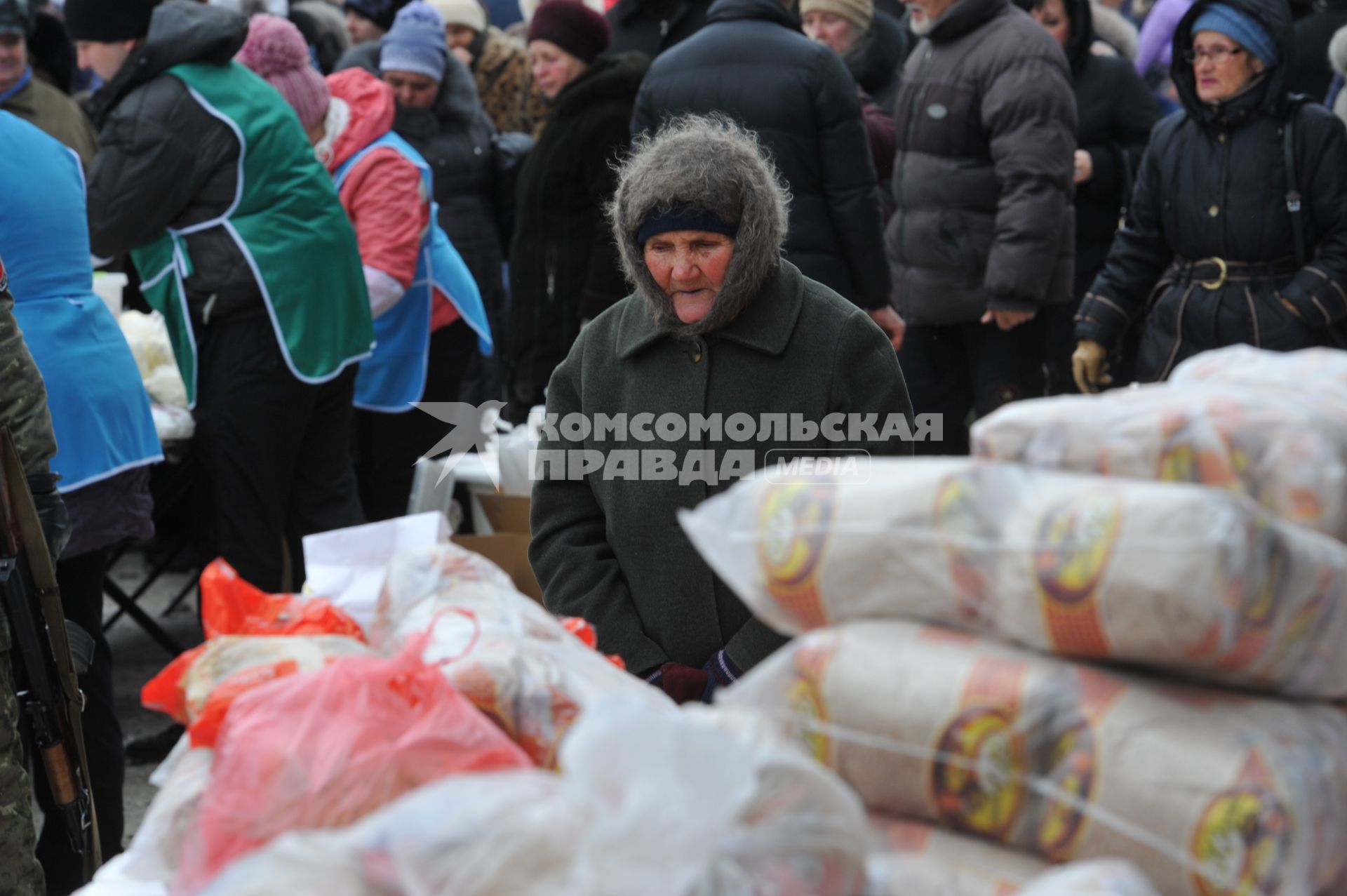 Макеевка. Социальная ярмарка недорогих продуктов, организованная властью ДНР. На снимке: люди стоят в очереди за продуктами.