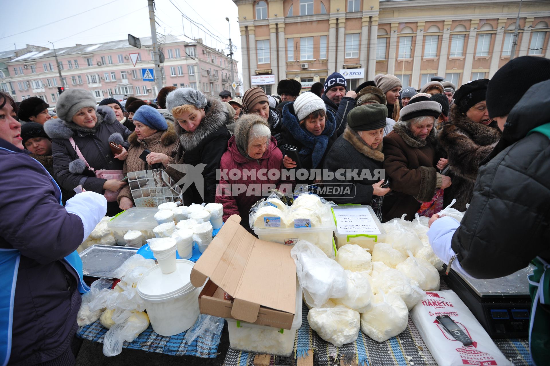 Макеевка. Социальная ярмарка недорогих продуктов, организованная властью ДНР. На снимке: люди стоят в очереди за продуктами.