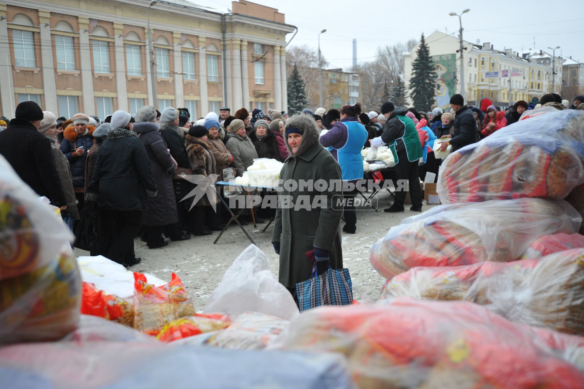 Макеевка. Социальная ярмарка недорогих продуктов, организованная властью ДНР. На снимке: люди стоят в очереди за продуктами.