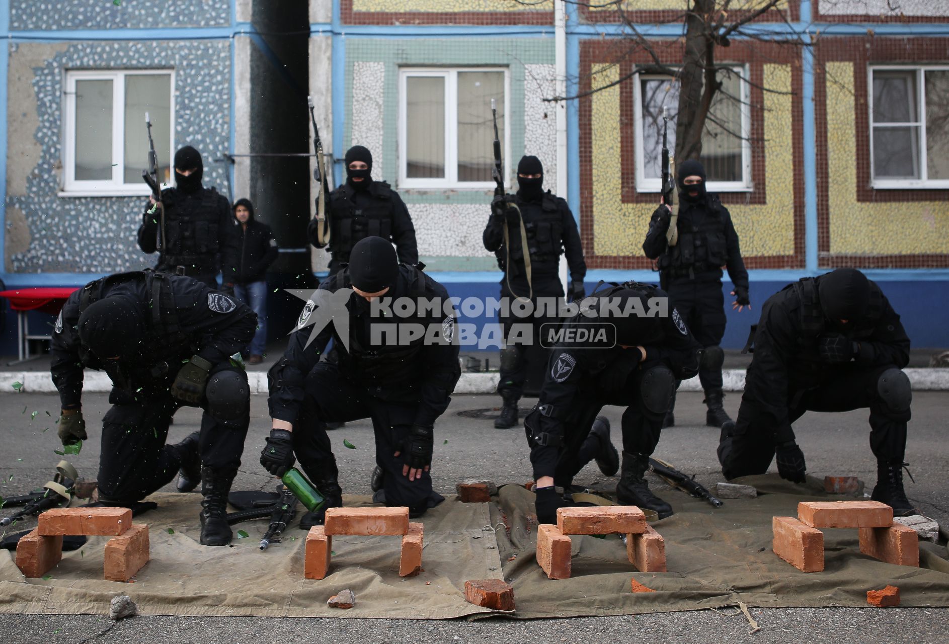 Бойцы разбивают бутылки об голову. В честь Дня основания ОМОНа краснодарское управление провело день открытых дверей с показательными выступлениями и демонстрацией оружия.