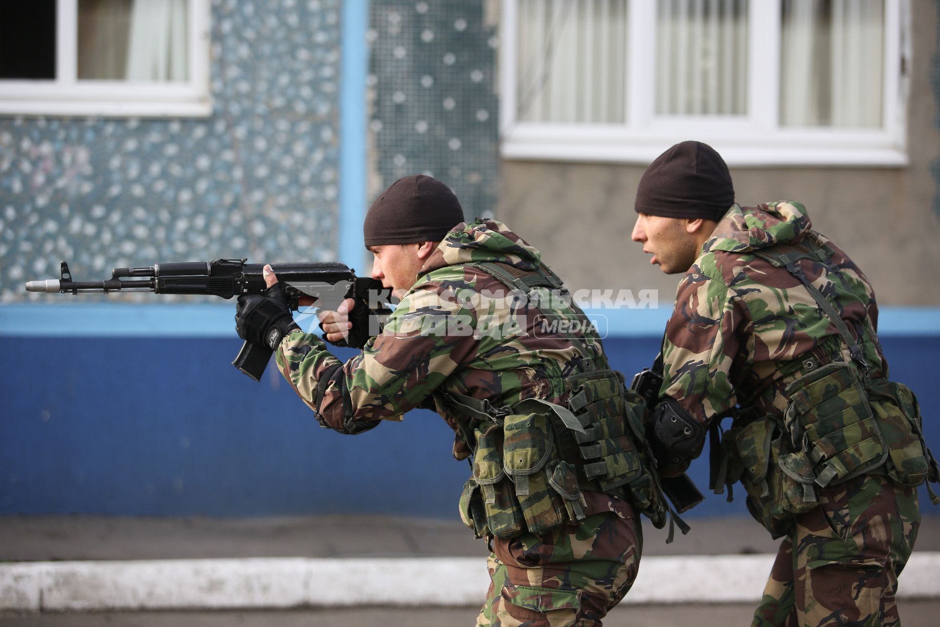 Боец прикрывает другова бойца во время показательного штурма здания. В честь Дня основания ОМОНа краснодарское управление провело день открытых дверей с показательными выступлениями и демонстрацией оружия.