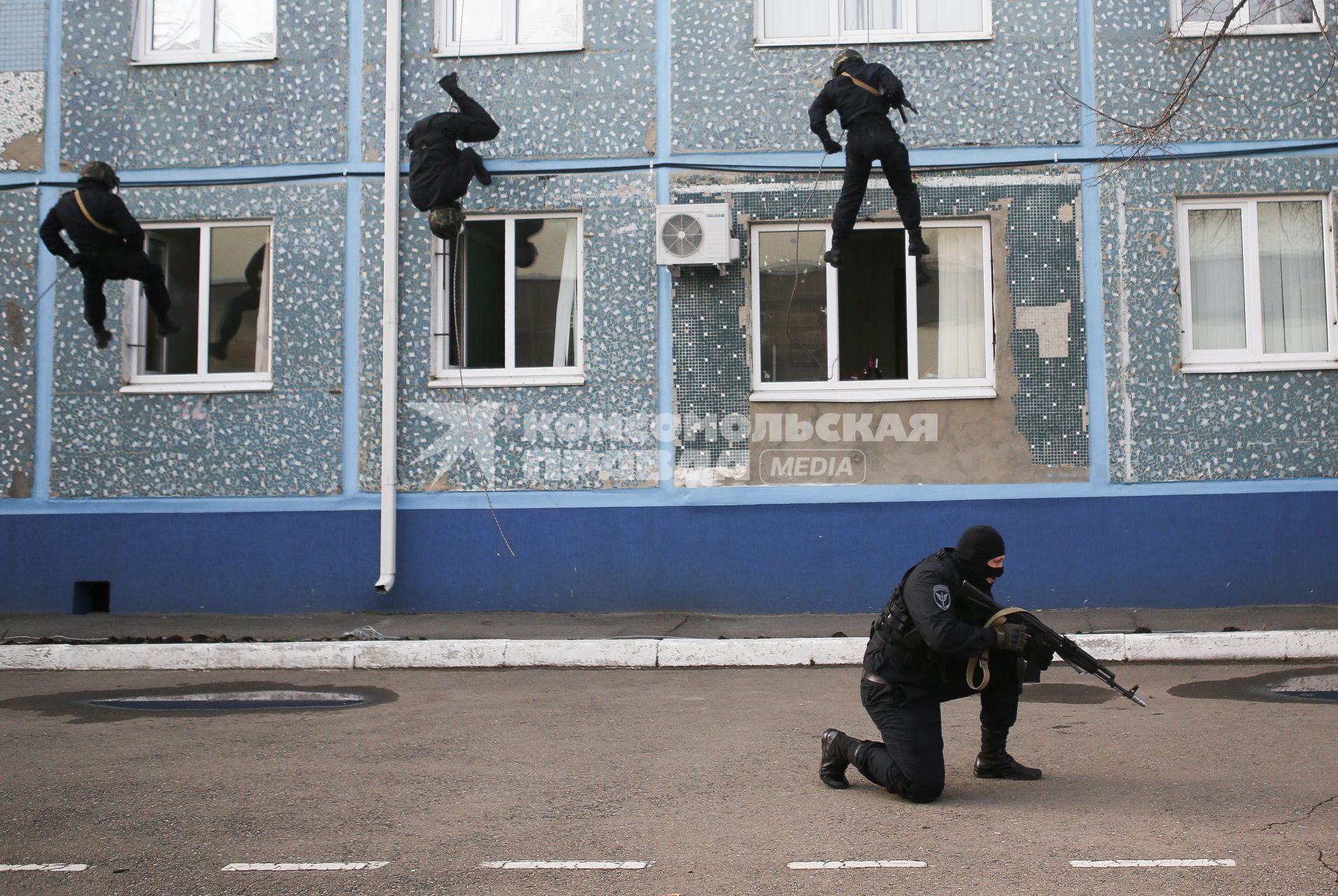 Боцы штурмуют здание во время показательный учений. В честь Дня основания ОМОНа краснодарское управление провело день открытых дверей с показательными выступлениями и демонстрацией оружия.