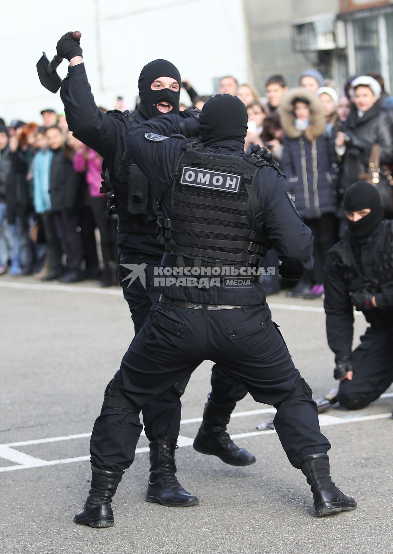 Бойцы отрабатывают приемы обезоруживания противника. В честь Дня основания ОМОНа краснодарское управление провело день открытых дверей с показательными выступлениями и демонстрацией оружия.