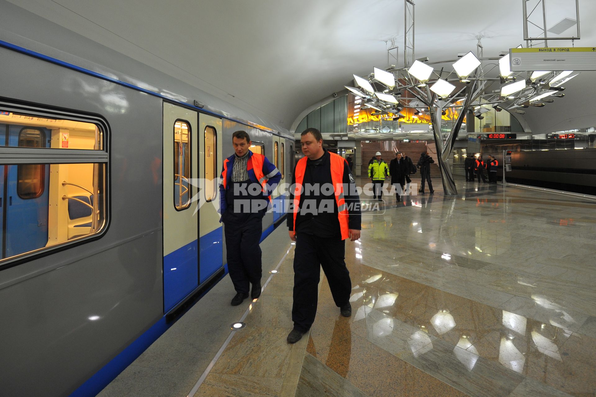 Станция `Тропарево` Сокольнической линии метро.