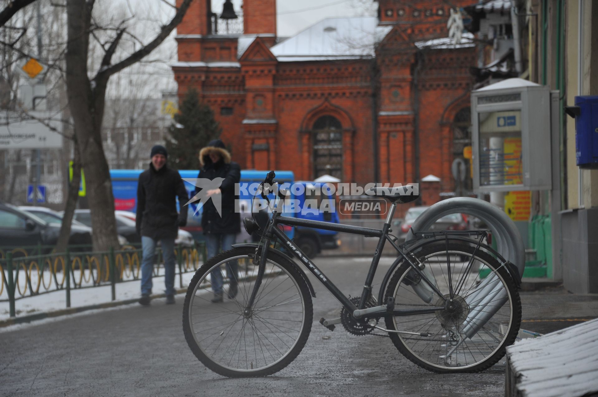 Велосипед на велопарковке.