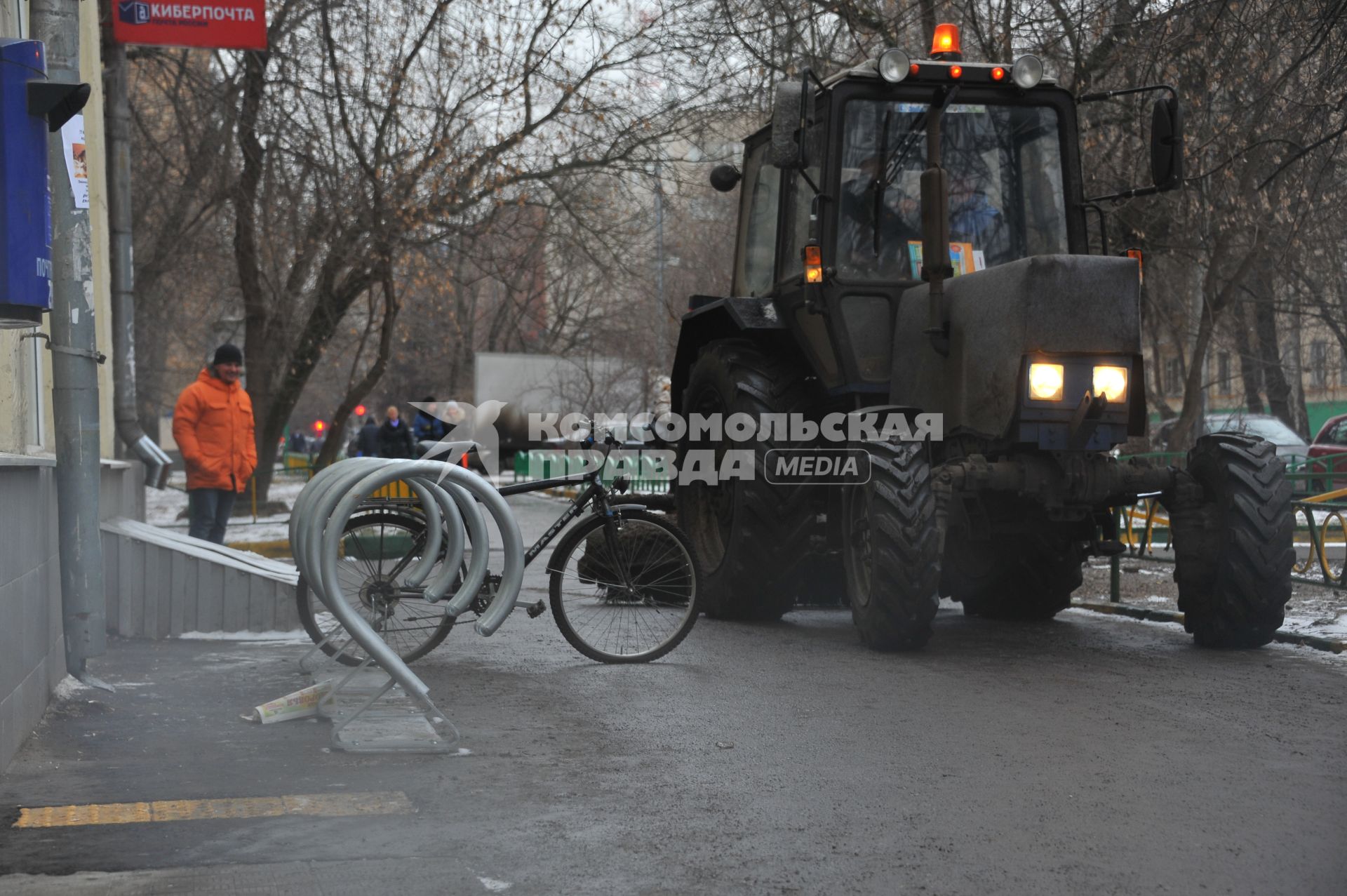 Велосипед на велопарковке.