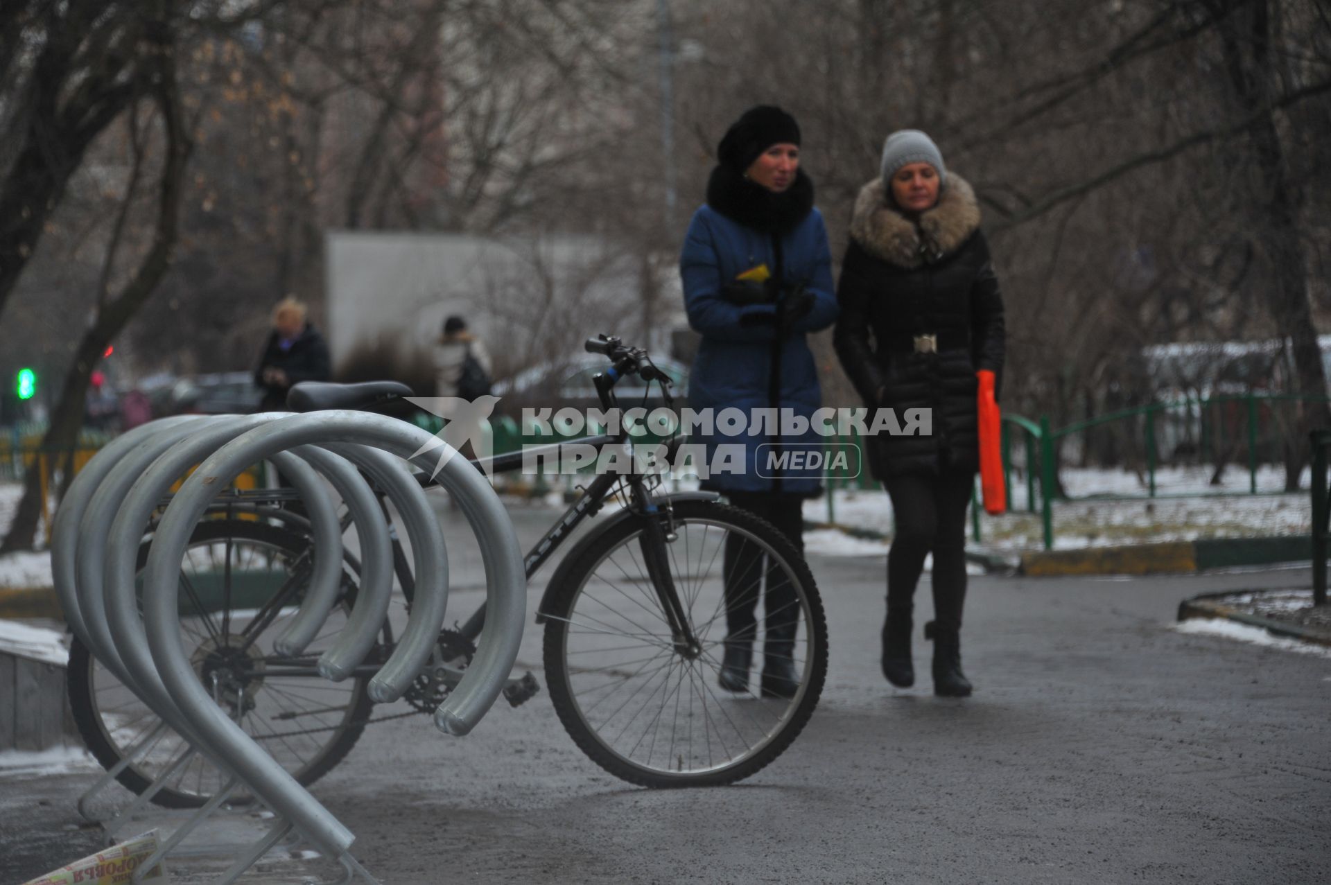 Велосипед на велопарковке.