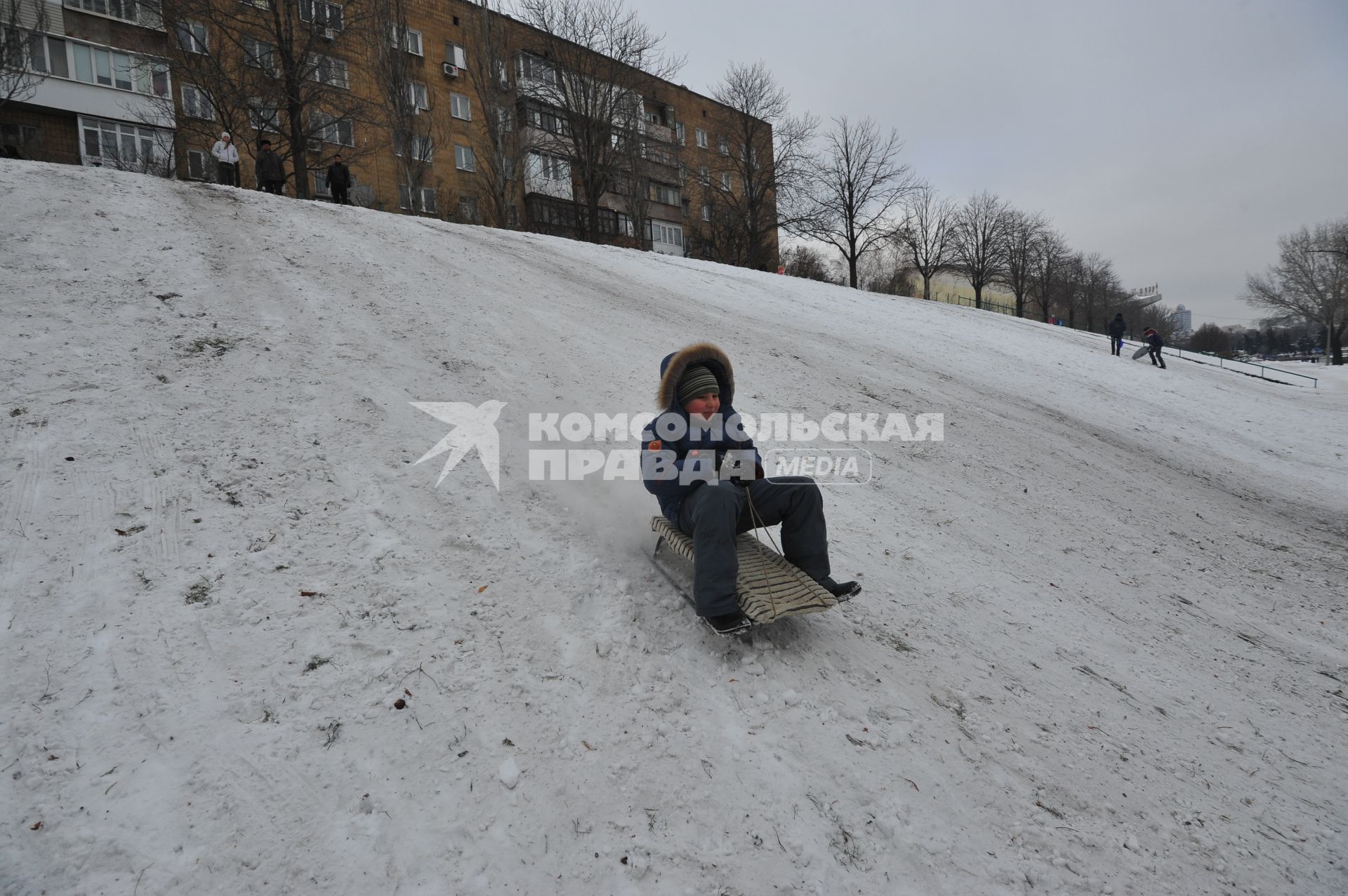 Донецк. Ленинский проспект. На снимке: дети катаются на горке.