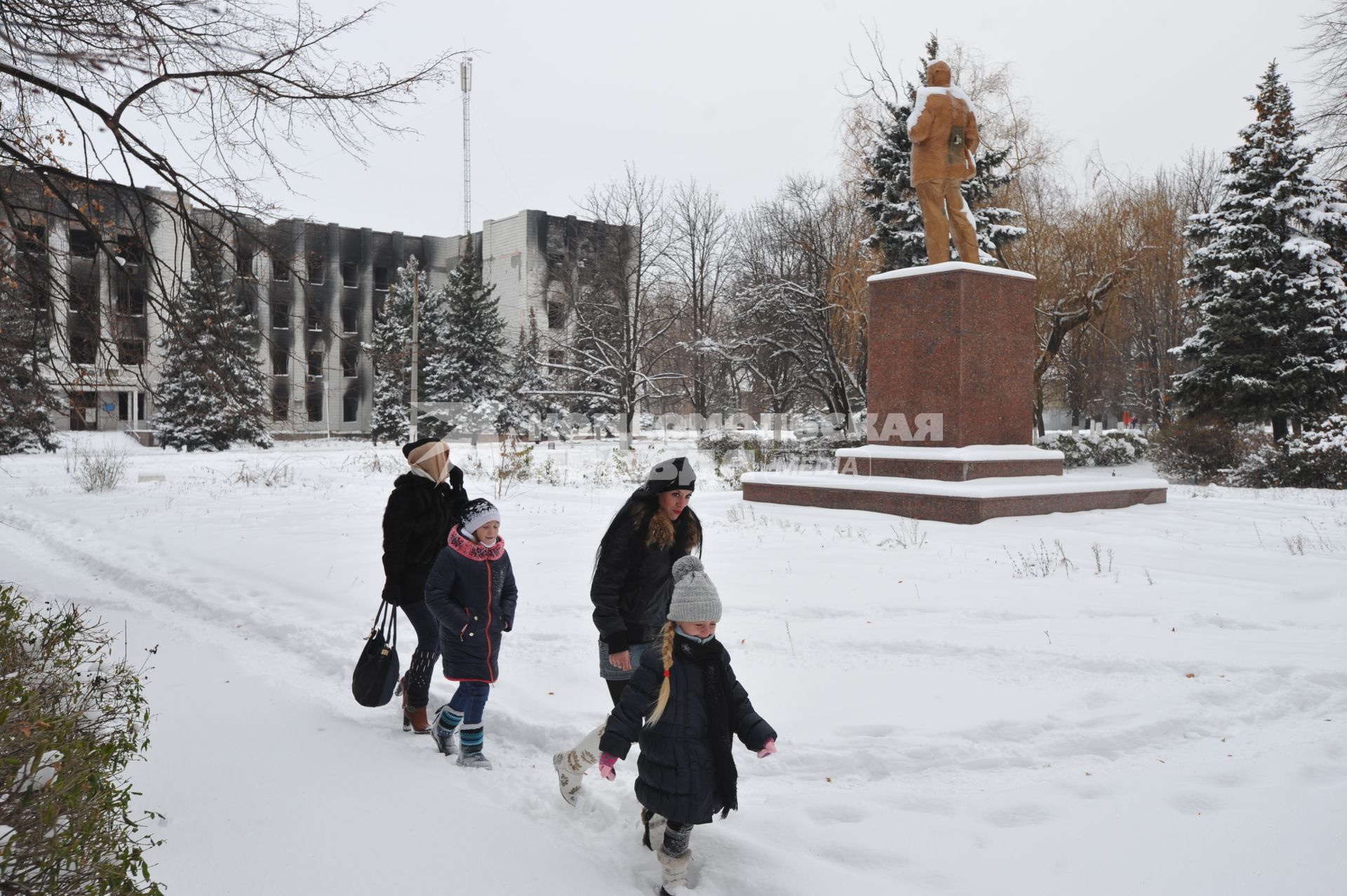 Шахтерск. Сгоревшее здание  угледобывающего предприятия `Шахтерскантрацит` и памятник Ленину после артобстрела.