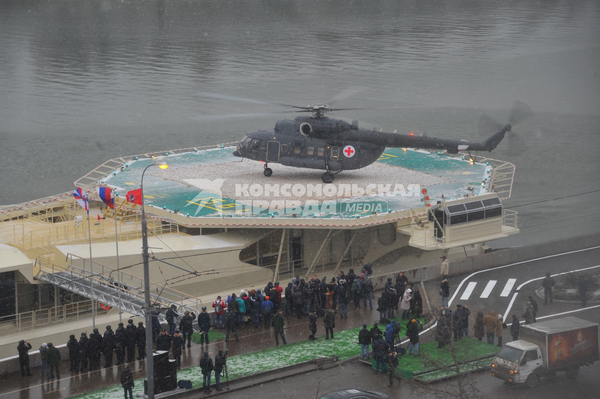 Открытие многофункционального причального комплекса с вертолетной площадкой Национального центра управления обороной на Фрунзенской набережной. На снимке: вертолет Ми-8 на вертолетной площадке.