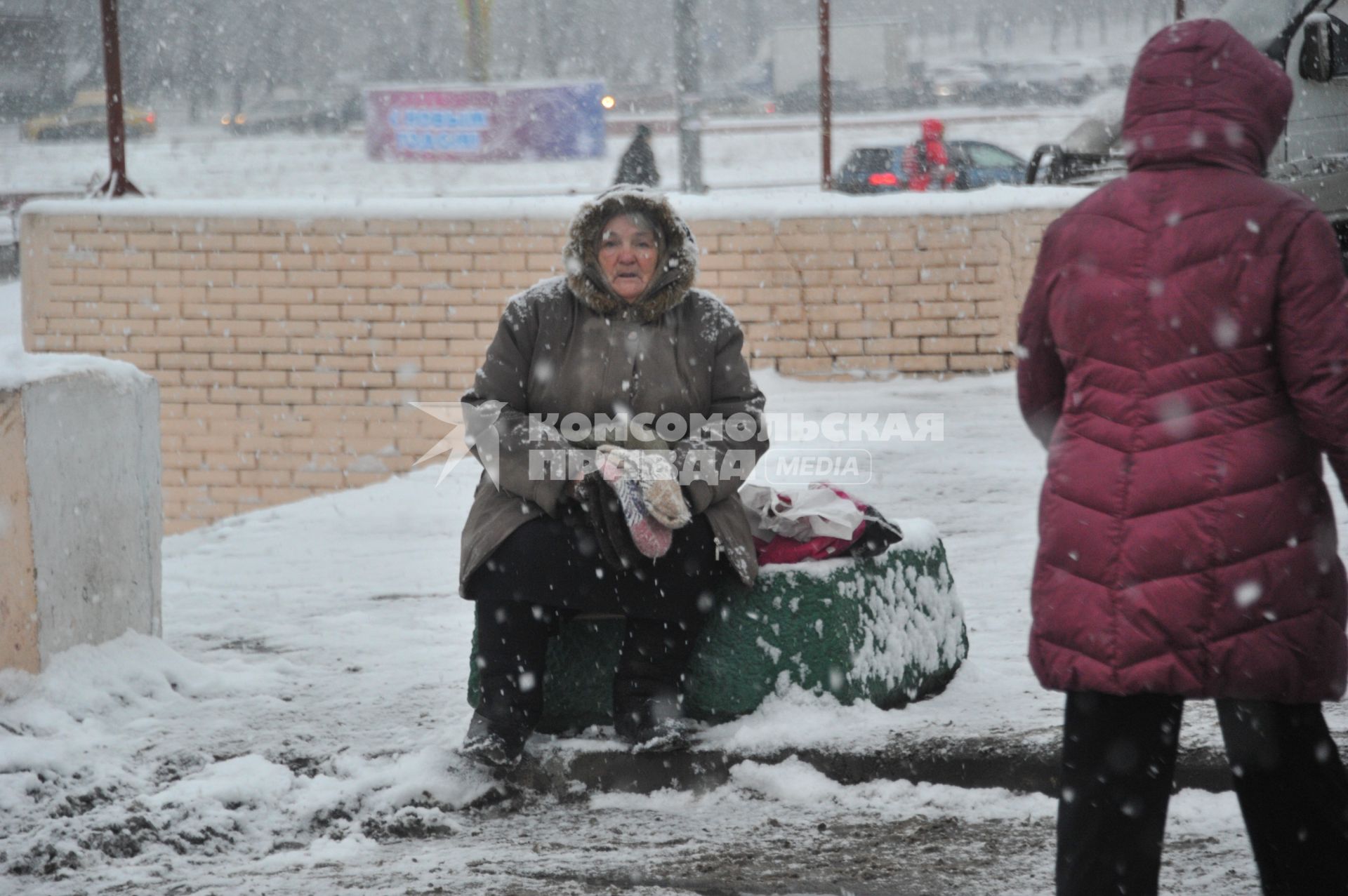 Женщина торгует носками.