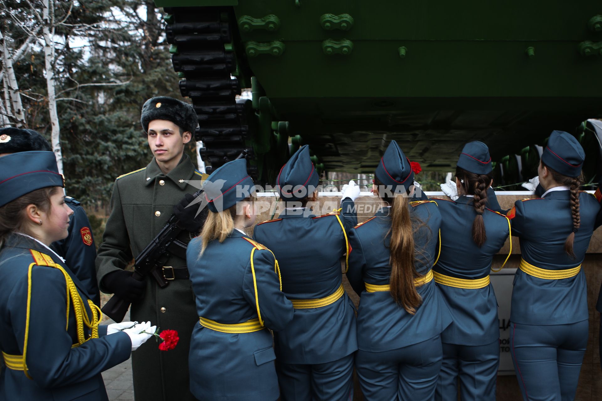 Девушки-курсантки несут цветы к памятнику солдатам локальных войн во время митинга по случаю начала первой чеченской военной кампании в красндарском парке Чистяковская роща.