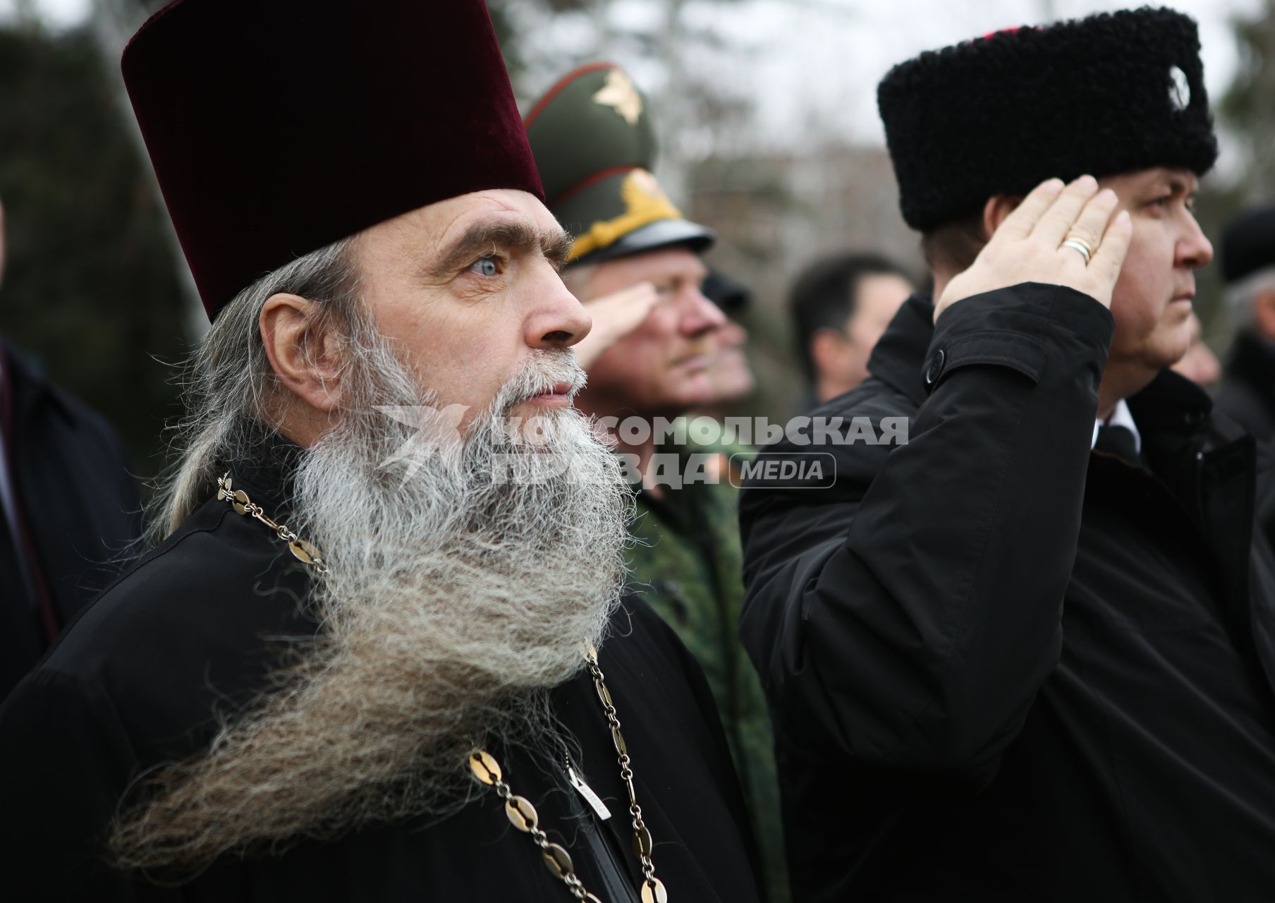 Священник на митинге по случаю начала первой чеченской военной кампании в красндарском парке Чистяковская роща.