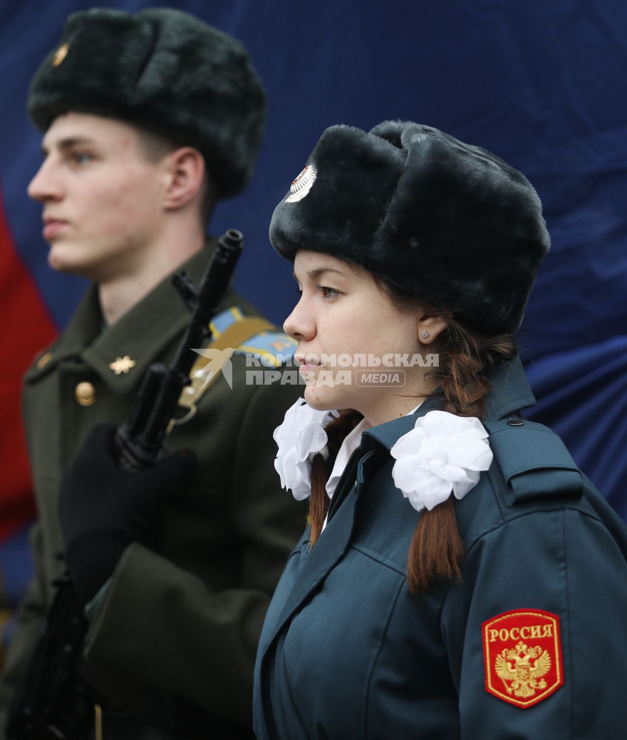 Курсанты несут караул у памятника воинам локальных войн на митинге по случаю начала первой чеченской военной кампании в красндарском парке Чистяковская роща.