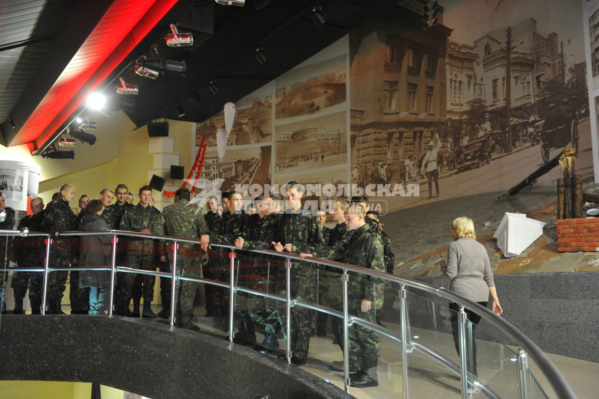 Донецк. Конкурс детского рисунка. На снимке: учащиеся Донецкого военного лицея.
