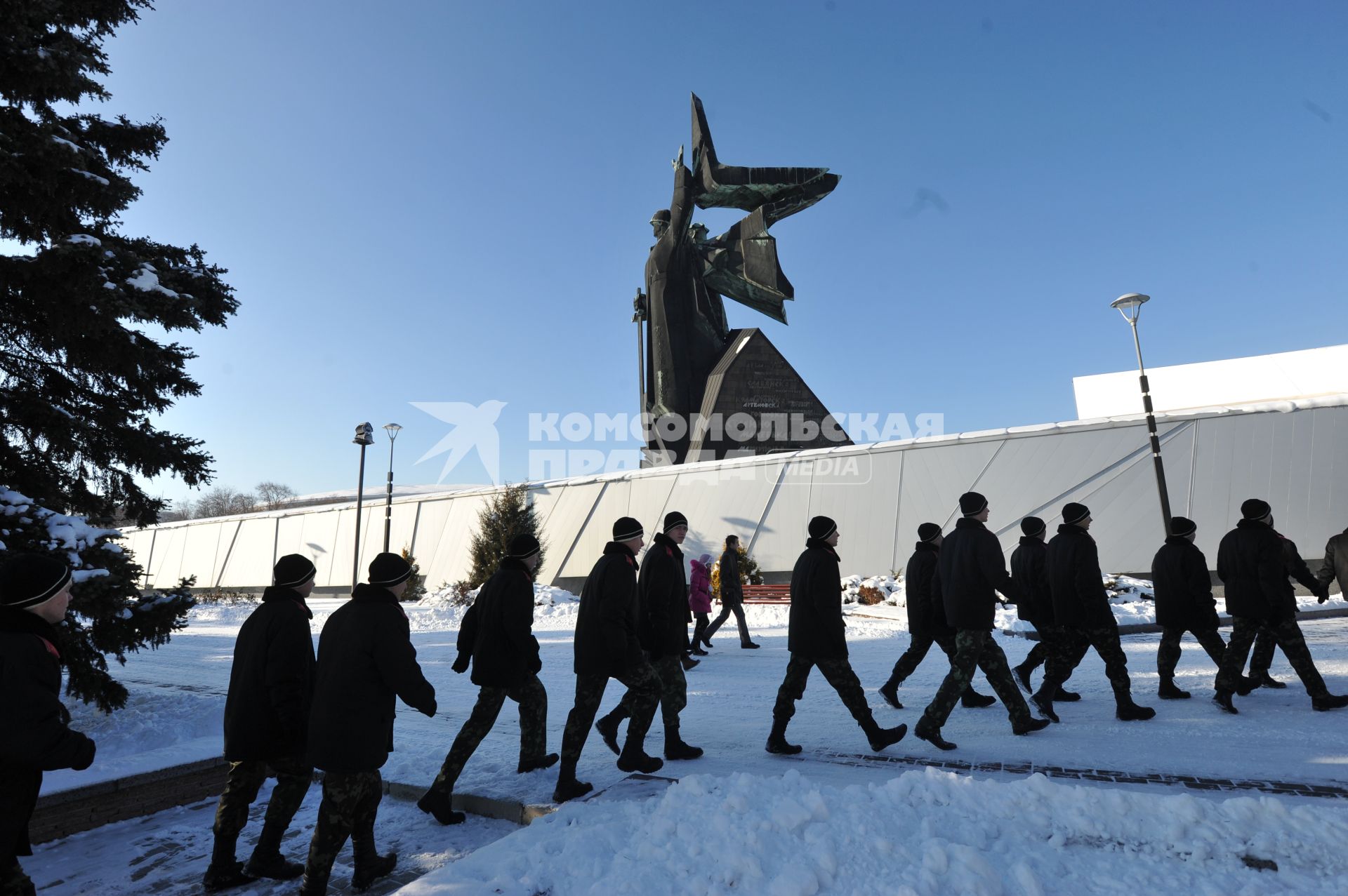 Донецк. Мемориал Освободителям Донбасса и учащиеся Донецкого военного лицея.